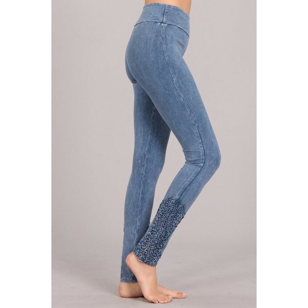 Chatoyant Crochet Lace Leggings Lt. Denim Small